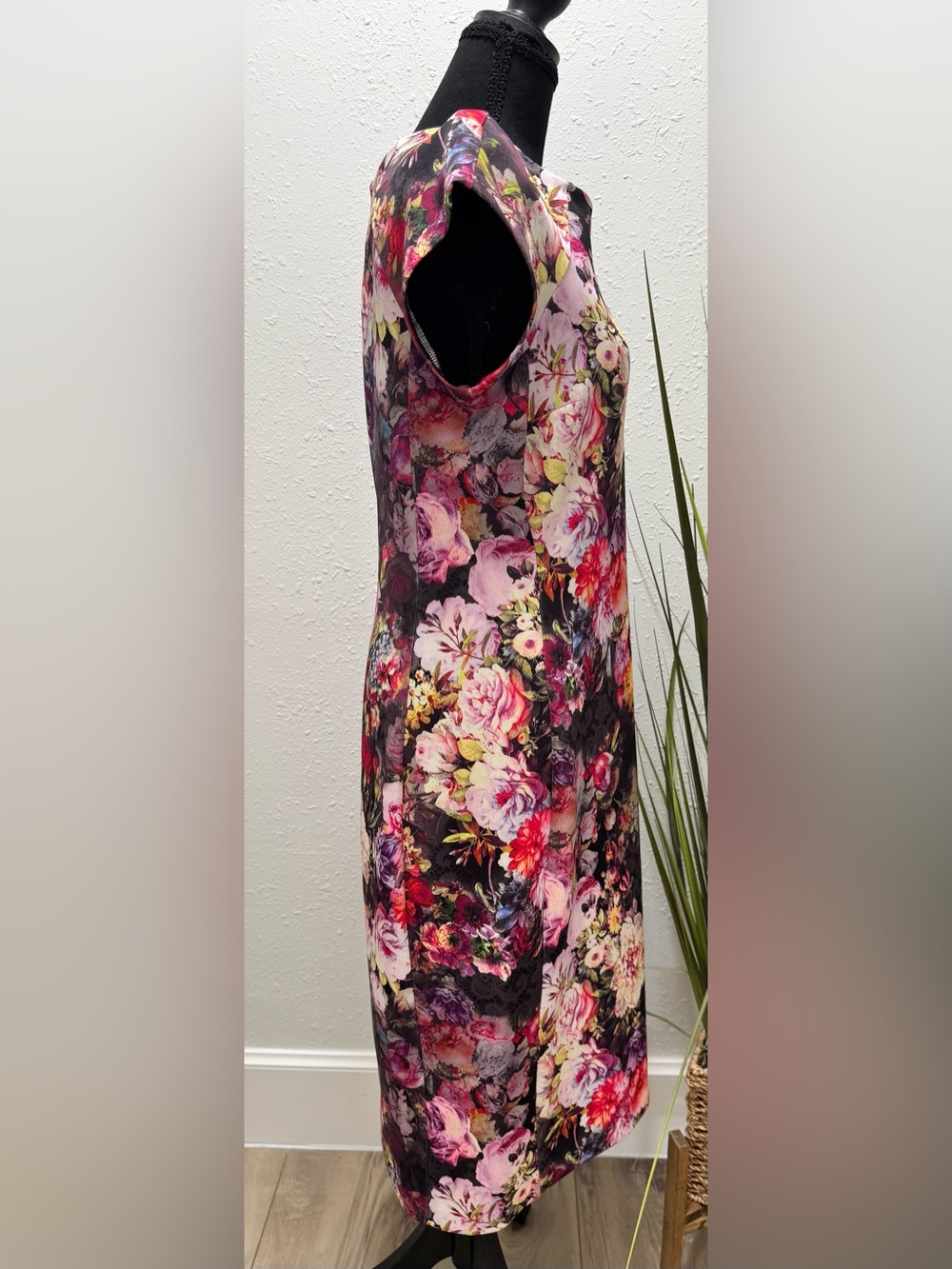 Beige by eci Floral Midi Dress in Black with Pink, Red and Cream Floral Size 8 - Picture 5 of 7